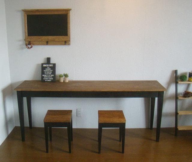 ロングデスクとスツール２脚