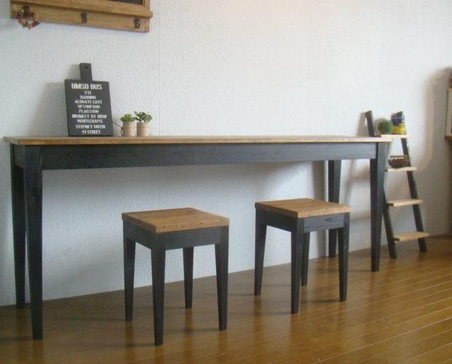 ロングデスクとスツール２脚