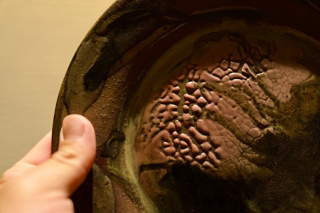 亀裂模様が映える赤緑黒の動きある皿。