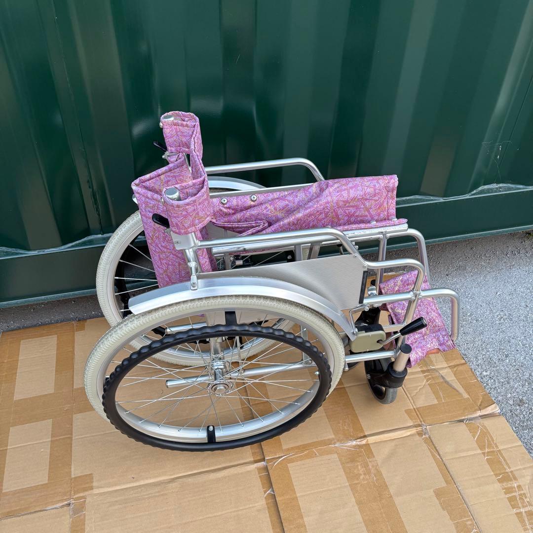 自走用車椅子　ノーパンクタイヤ　泥除けカバー付き　ピンク　自走式