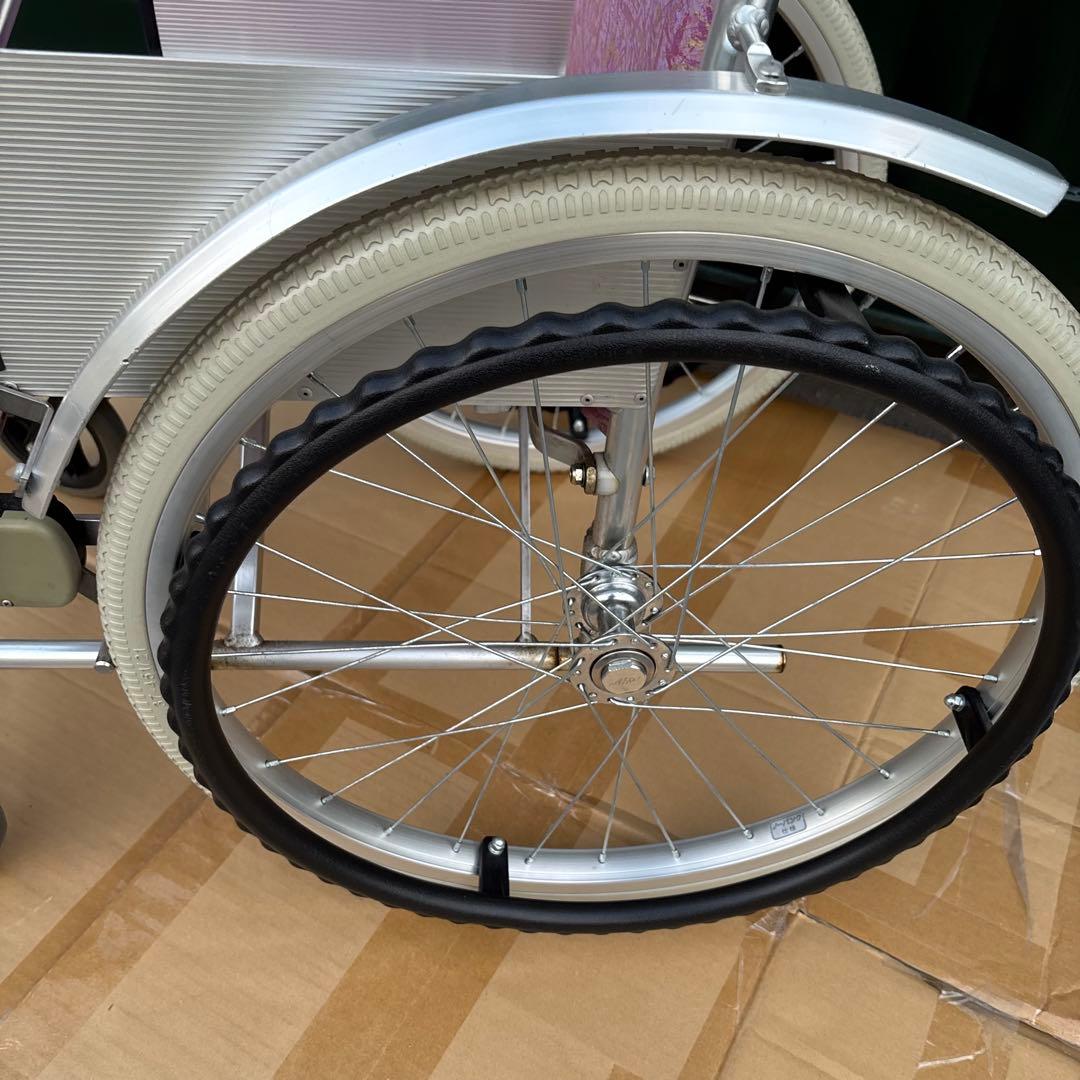 自走用車椅子　ノーパンクタイヤ　泥除けカバー付き　ピンク　自走式