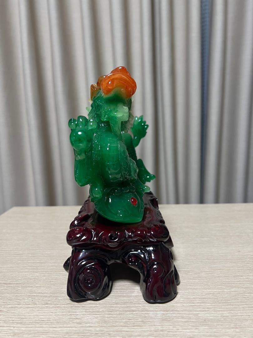 翡翠製ドラゴン像 木製台座付き