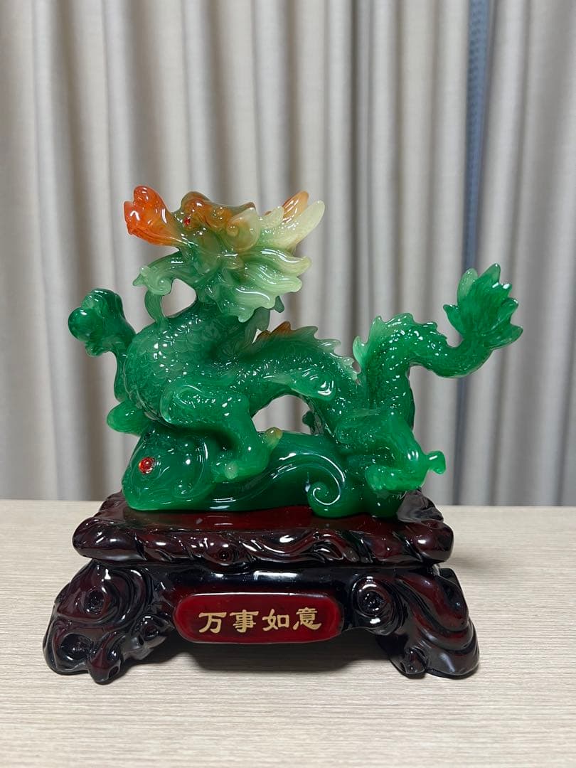 翡翠製ドラゴン像 木製台座付き