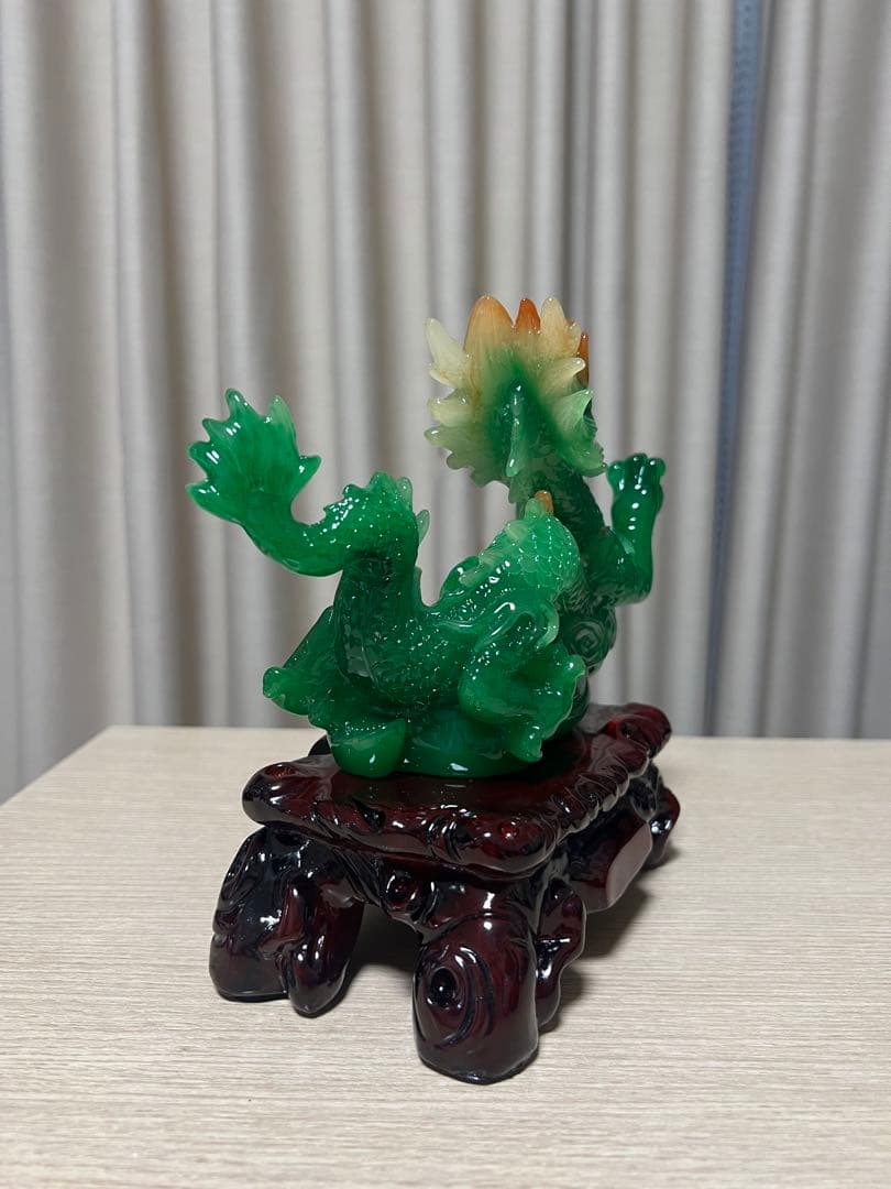 翡翠製ドラゴン像 木製台座付き