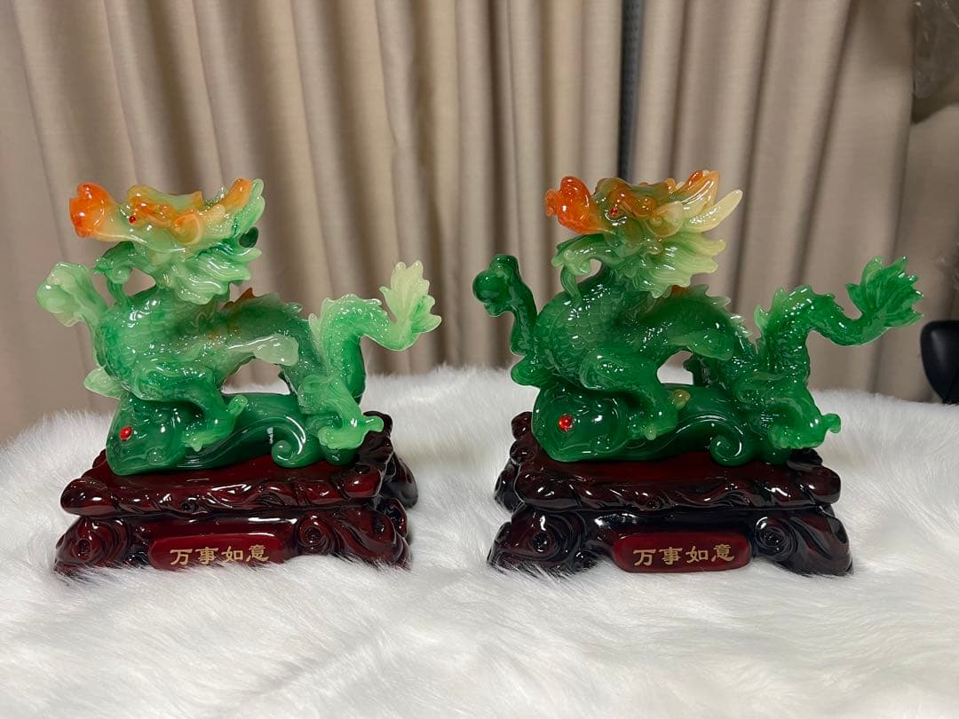 翡翠製ドラゴン像 木製台座付き