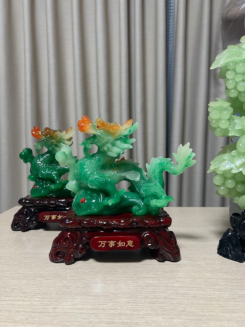 翡翠製ドラゴン像 木製台座付き