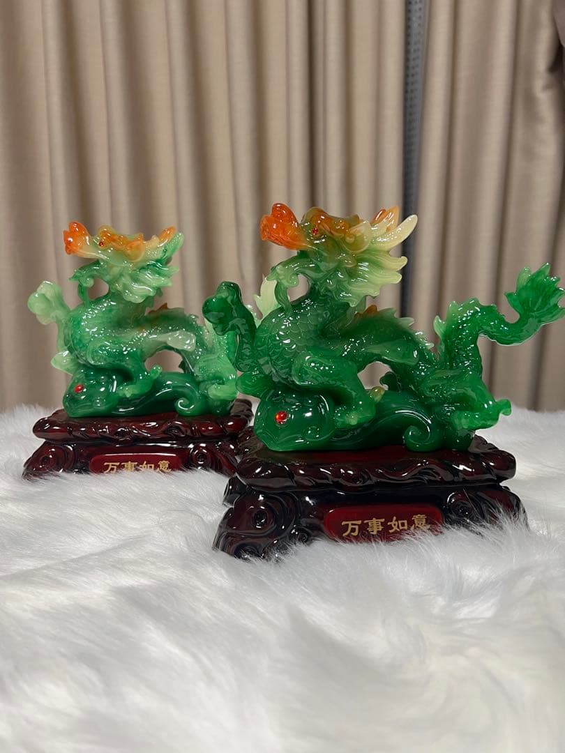 翡翠製ドラゴン像 木製台座付き