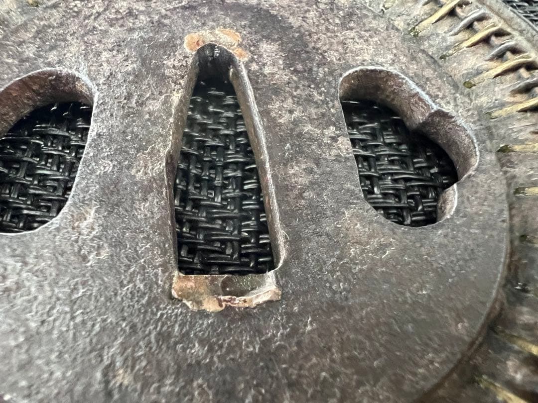 刀鍔 信玄鍔 百足鍔 無銘 鉃地 真鍮 年代物 箱付き(鍔布団付き) - メルカリ