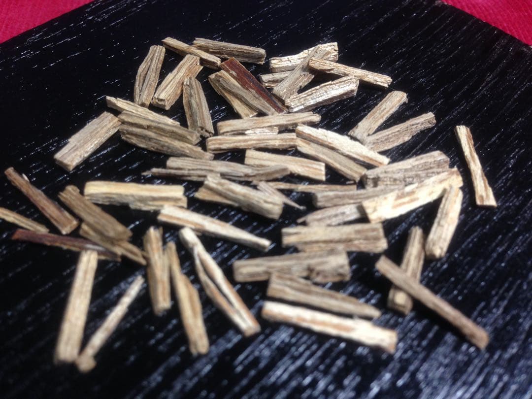 香木白檀 切金仕上げ 日蓮大聖人座像 手彫り 最高細密木彫り88万円の品全て白檀