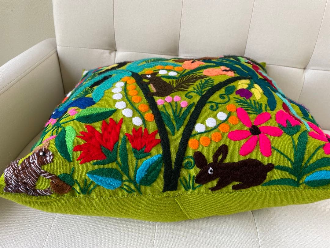 メキシコの手作りの刺繍　手織機で織られた手作りクッションカバー