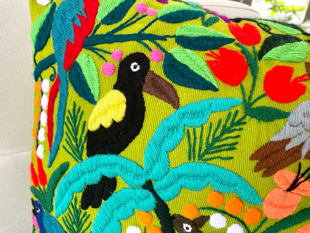 メキシコの手作りの刺繍　手織機で織られた手作りクッションカバー