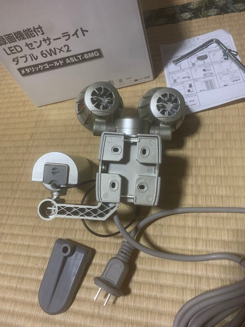 UNO　　　防犯カメラ　録画機能付き　センサーライトダブル