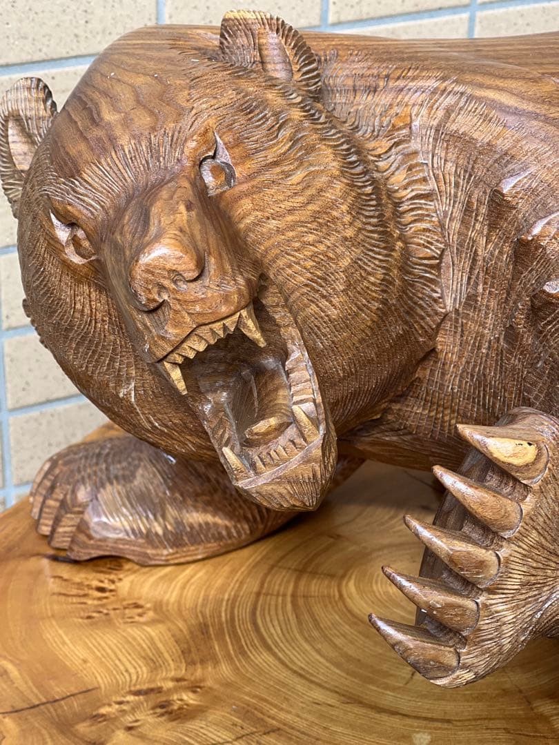 熊　一刀彫　槐（えんじゅ)の木