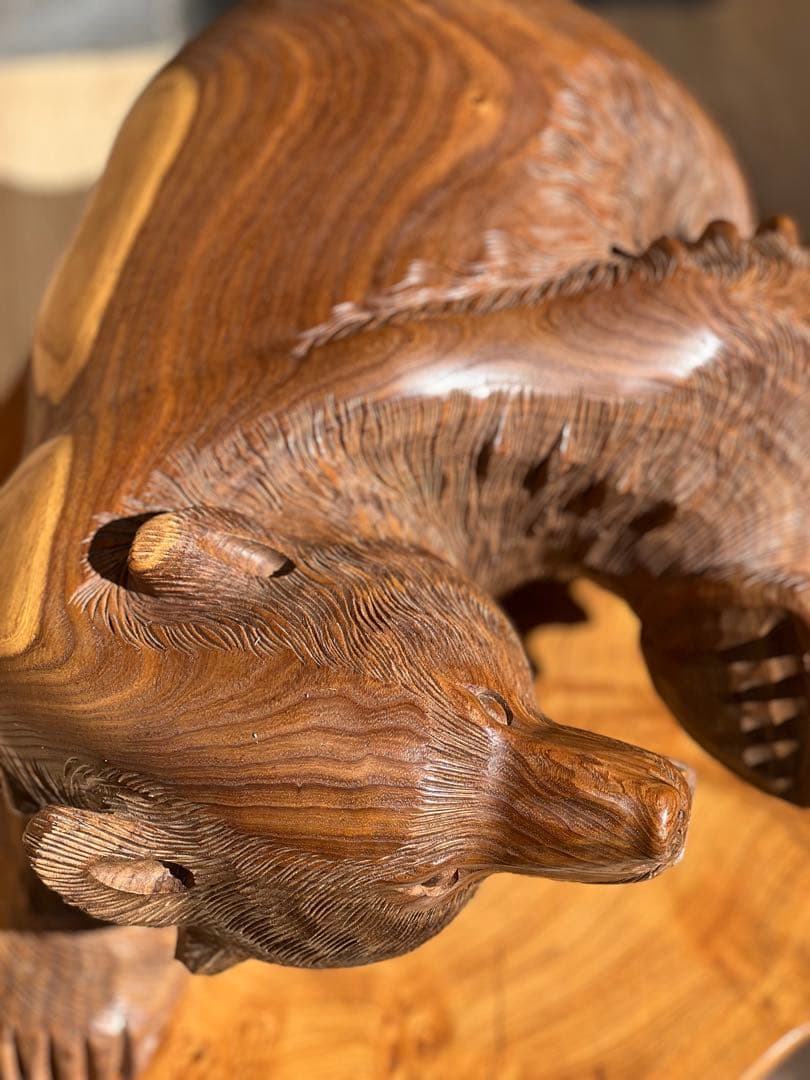 熊　一刀彫　槐（えんじゅ)の木