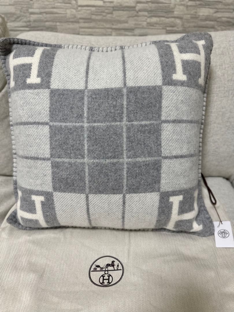 新品未使用　エルメス　クッション　《アヴァロンIII》 PM グレー