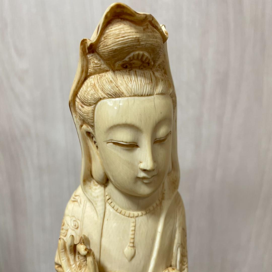 中国古美術 仏教美術 観音菩薩像 天然素材 白素材 ガラスケース付き