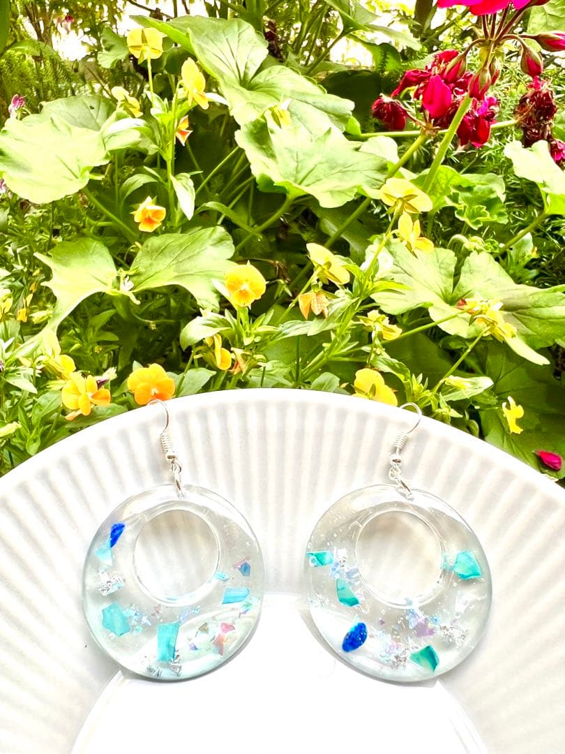 レジン　青　海と空のピアス　透明透け感　ホログラム　可愛い　貝　天然石