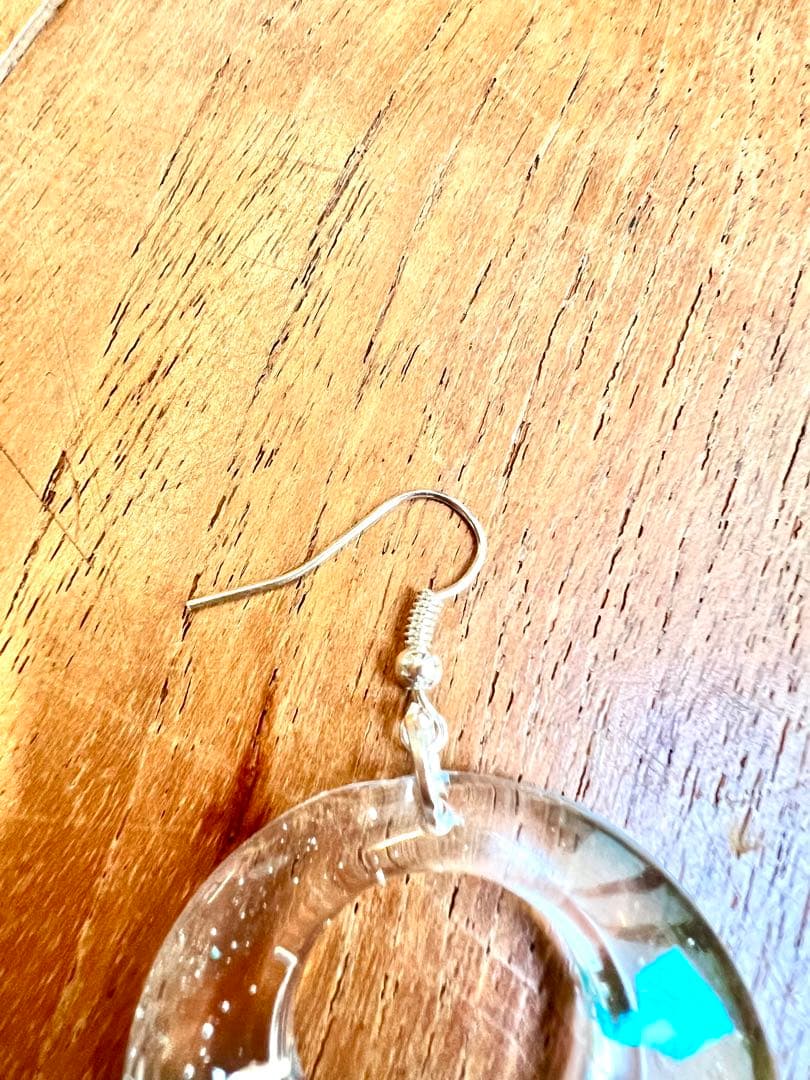 レジン　青　海と空のピアス　透明透け感　ホログラム　可愛い　貝　天然石