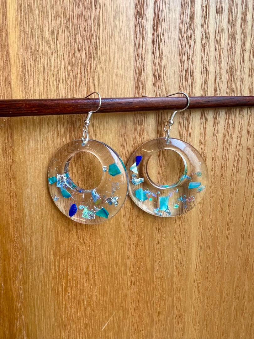 レジン　青　海と空のピアス　透明透け感　ホログラム　可愛い　貝　天然石