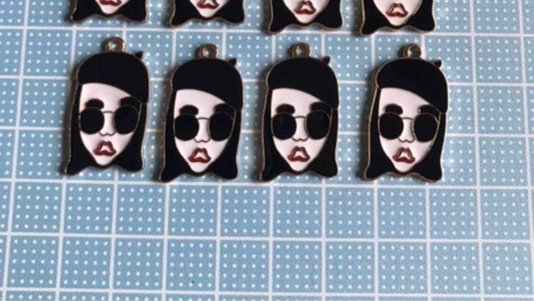 女性の顔チャーム 12個セット