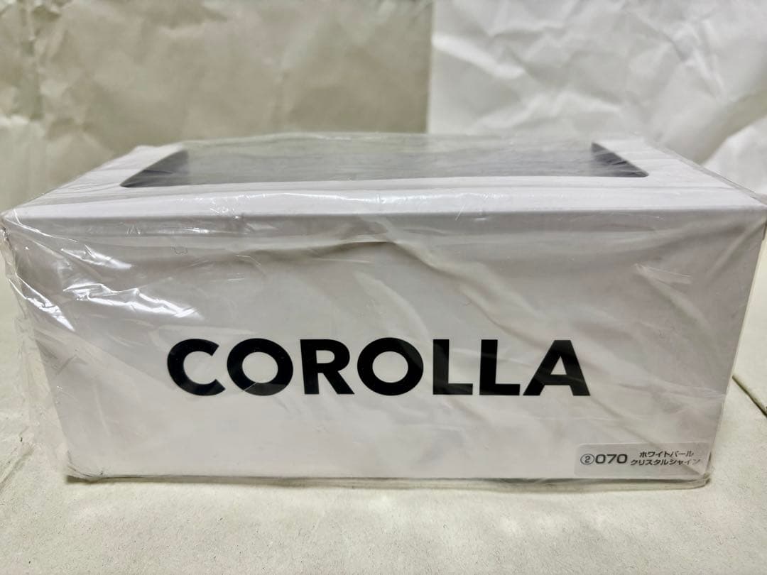 カローラ　ミニカー　ホワイトパールクリスタルシャイン　ケース付未開封