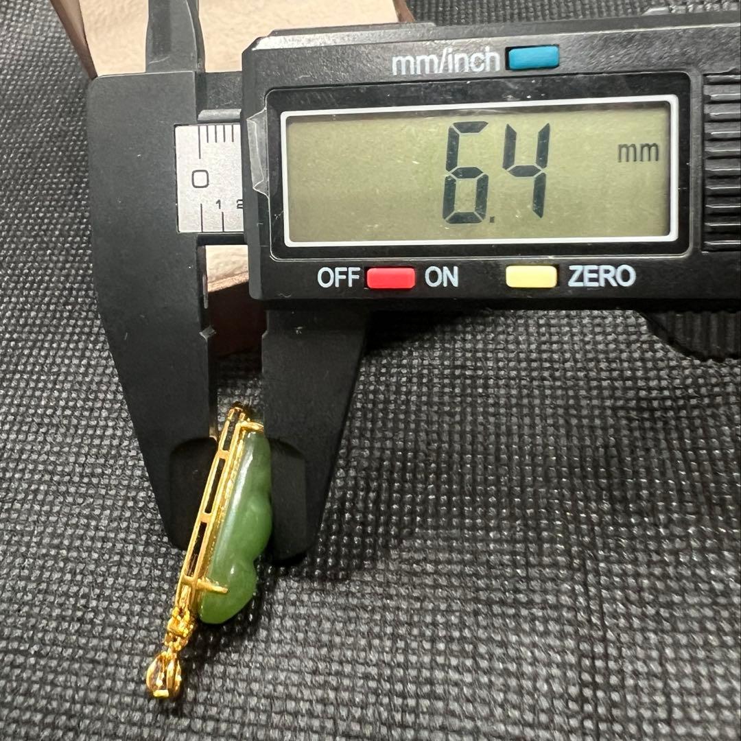 18k使用和田玉翡翠グリーン枝豆型のペンダントトップ 海外鑑定書付き