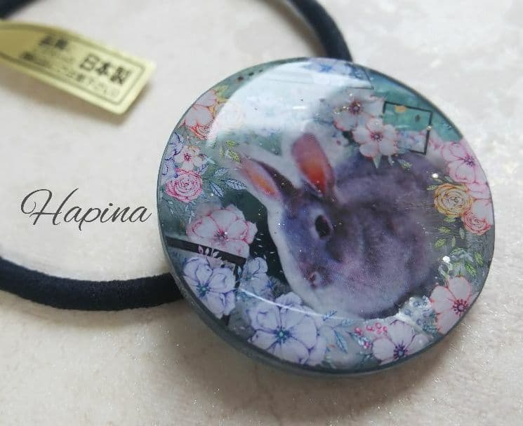 お花の中のうさぎちゃんラウンドレジンヘアゴム