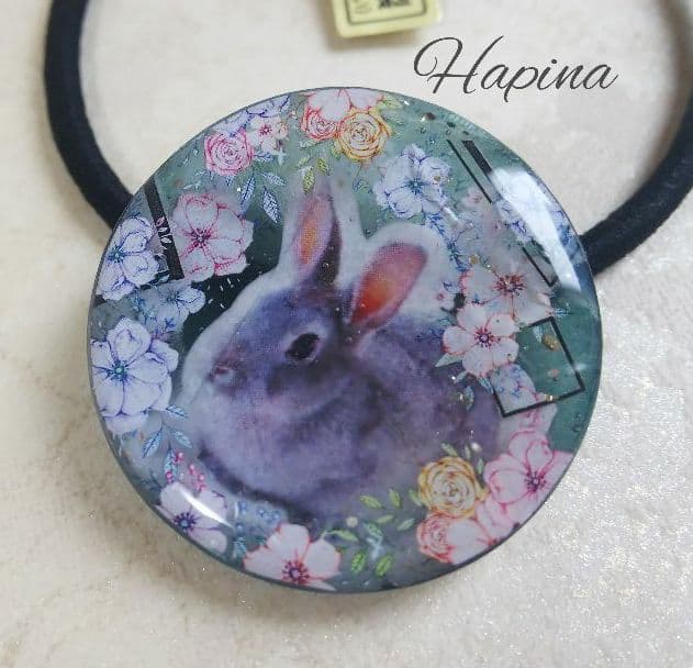 お花の中のうさぎちゃんラウンドレジンヘアゴム