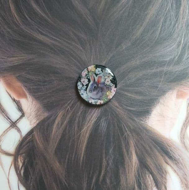お花の中のうさぎちゃんラウンドレジンヘアゴム
