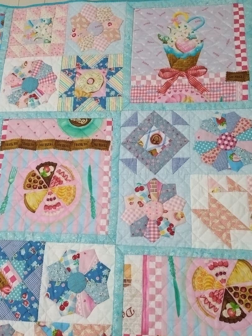 スイーツ パッチワークキルト　完成品　マルチカバー　ベッドカバー