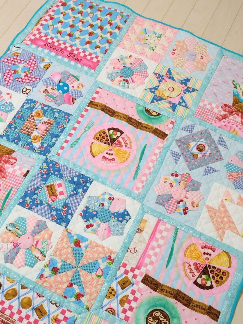 スイーツ パッチワークキルト　完成品　マルチカバー　ベッドカバー