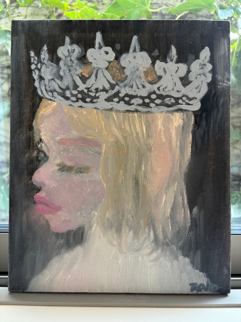 クラウンをかぶった女性の油彩画