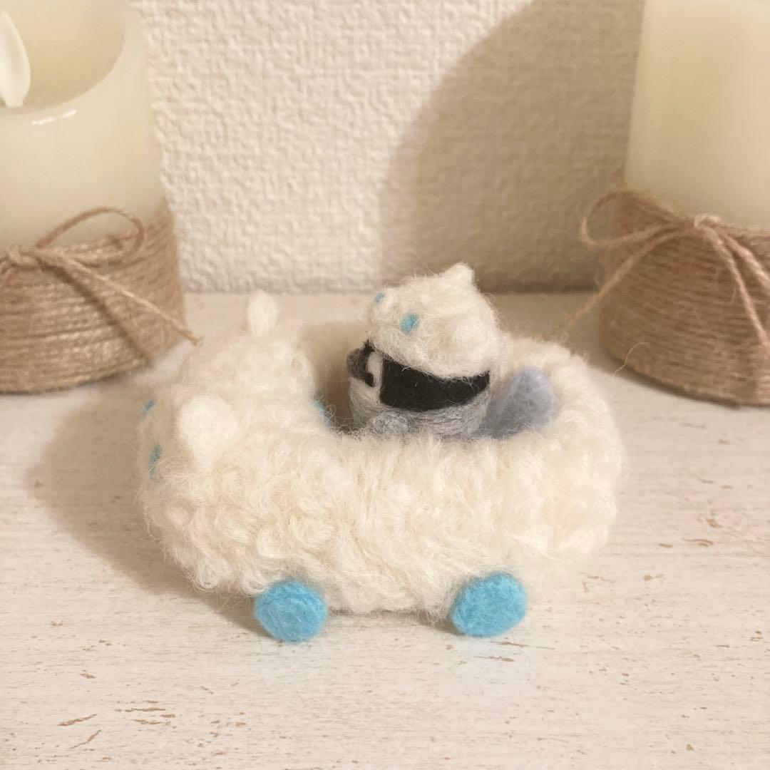 【7/20までお値下げ中】もこもこ白くま号に乗ったペンギンさん