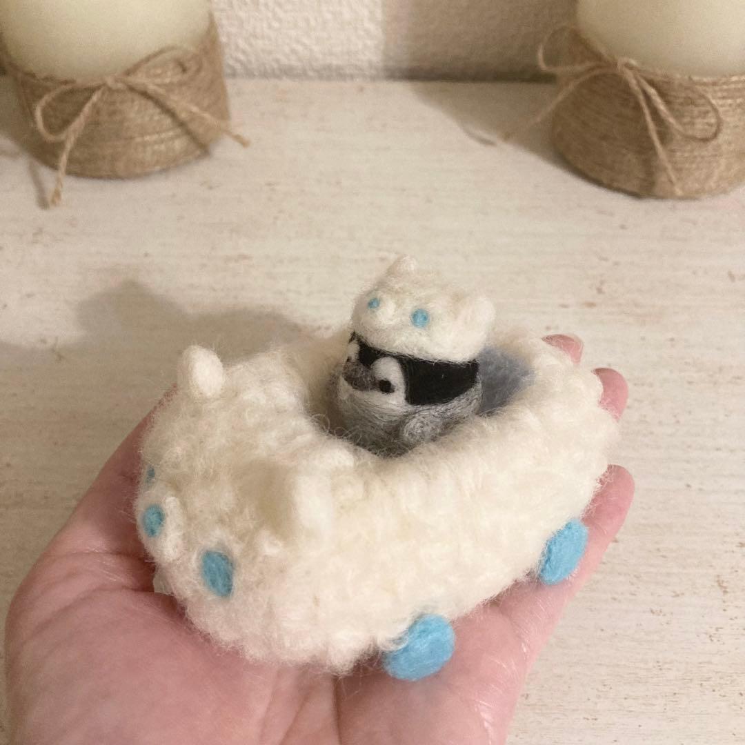 【7/20までお値下げ中】もこもこ白くま号に乗ったペンギンさん