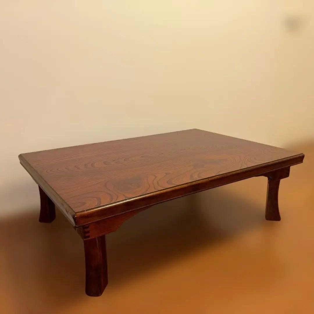 光沢と木目が美しい木製座卓