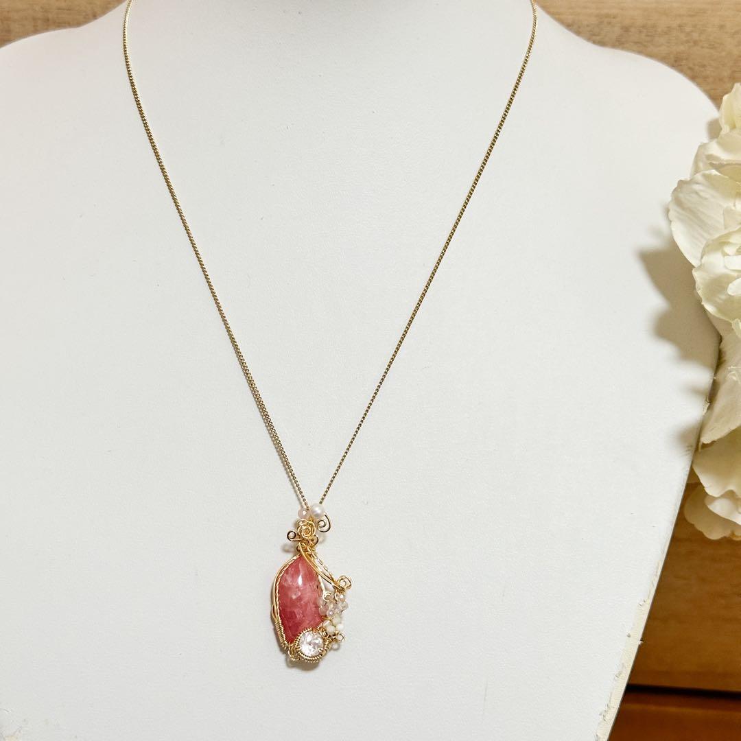 ローズガーデンのきらめき✴︎ワイヤーペンダント