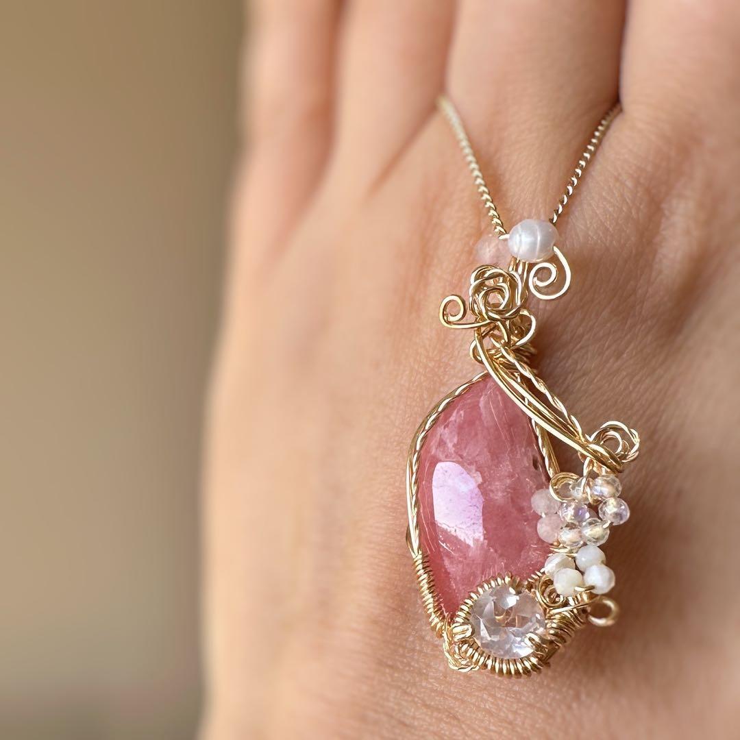 ローズガーデンのきらめき✴︎ワイヤーペンダント