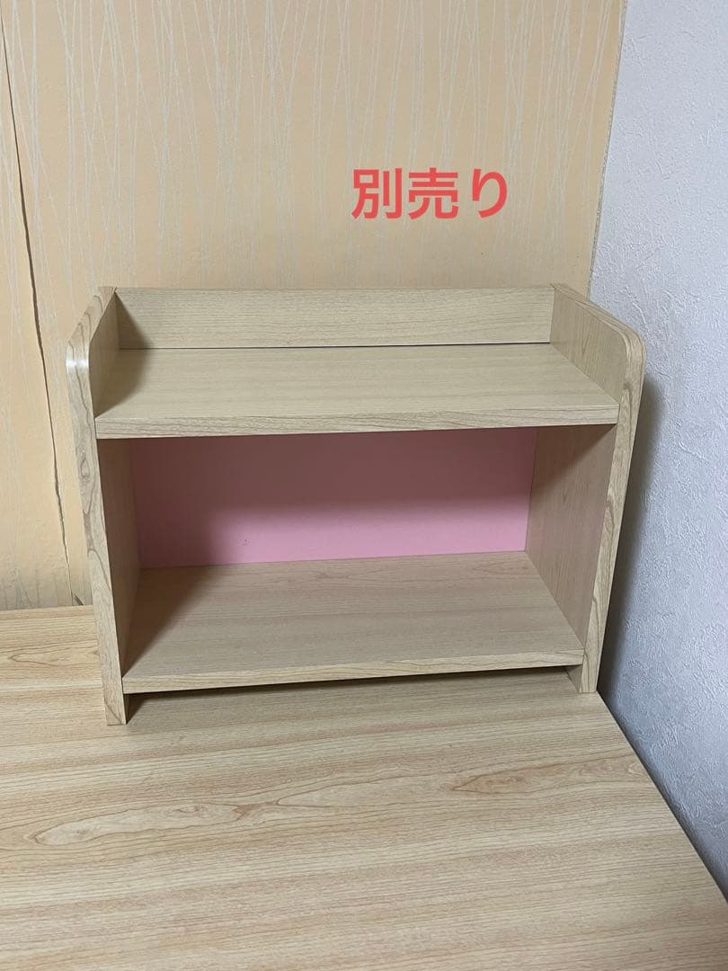 ピンク色が入ってる勉強机