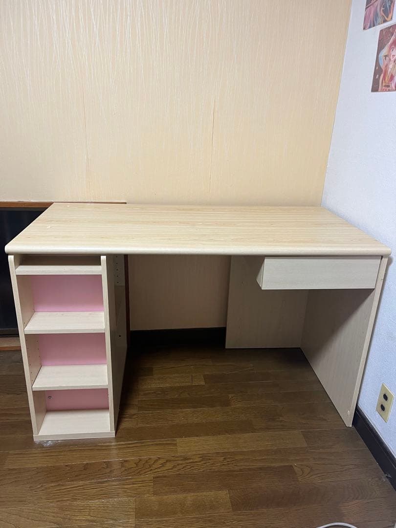 ピンク色が入ってる勉強机