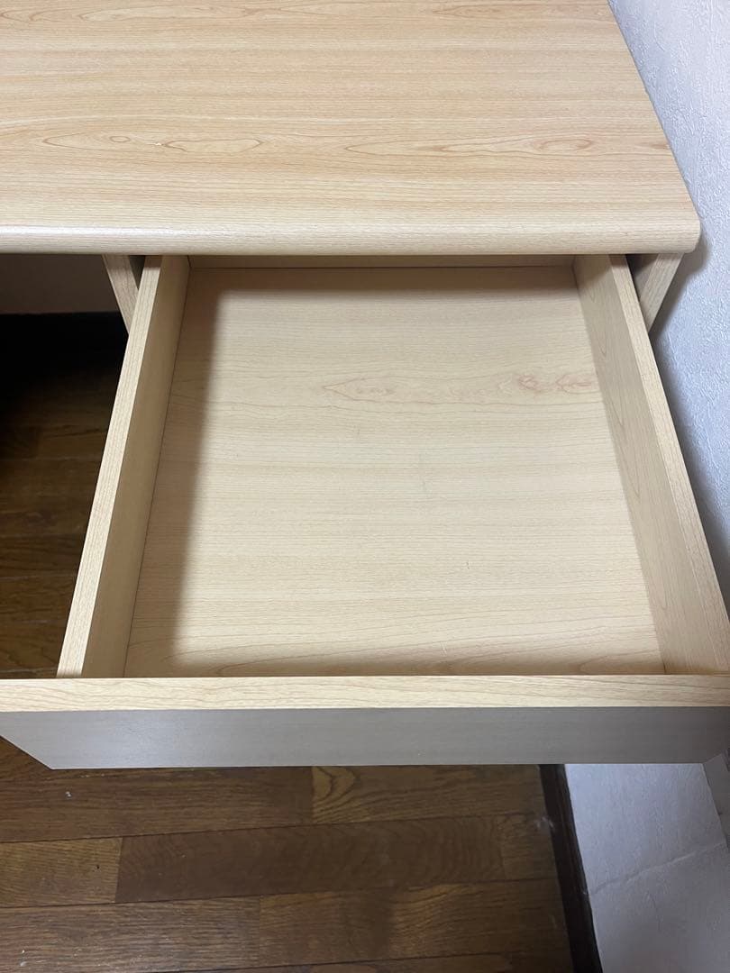 ピンク色が入ってる勉強机