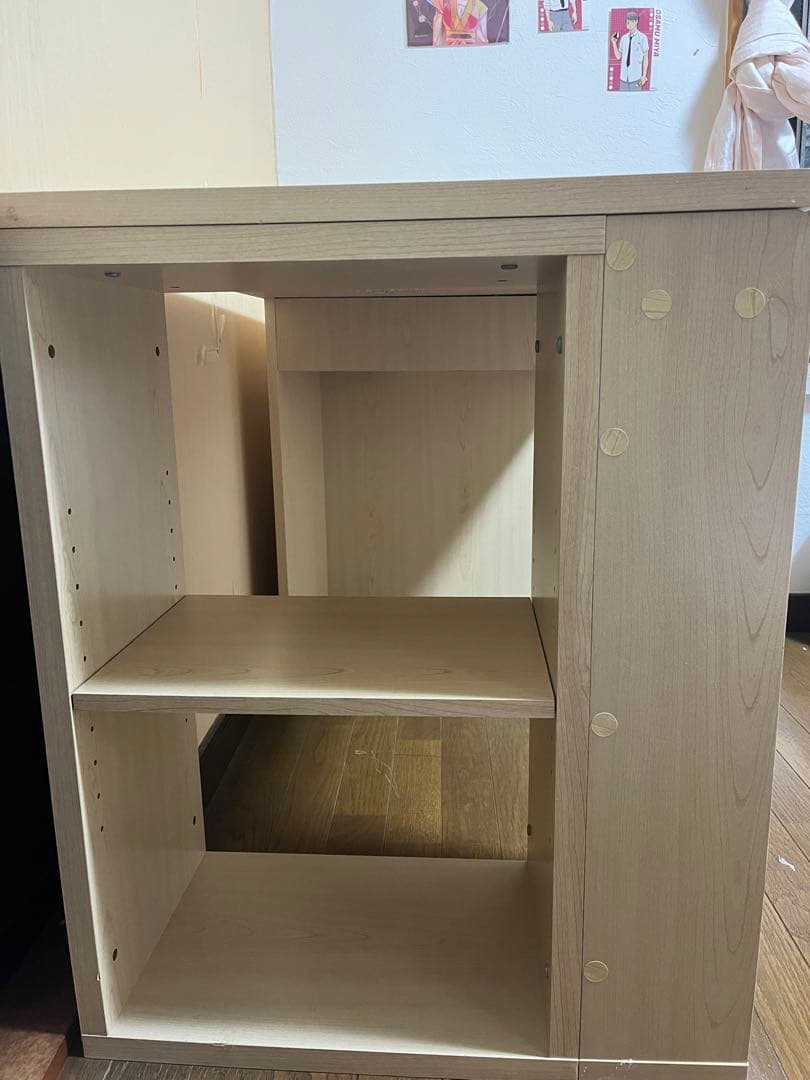 ピンク色が入ってる勉強机