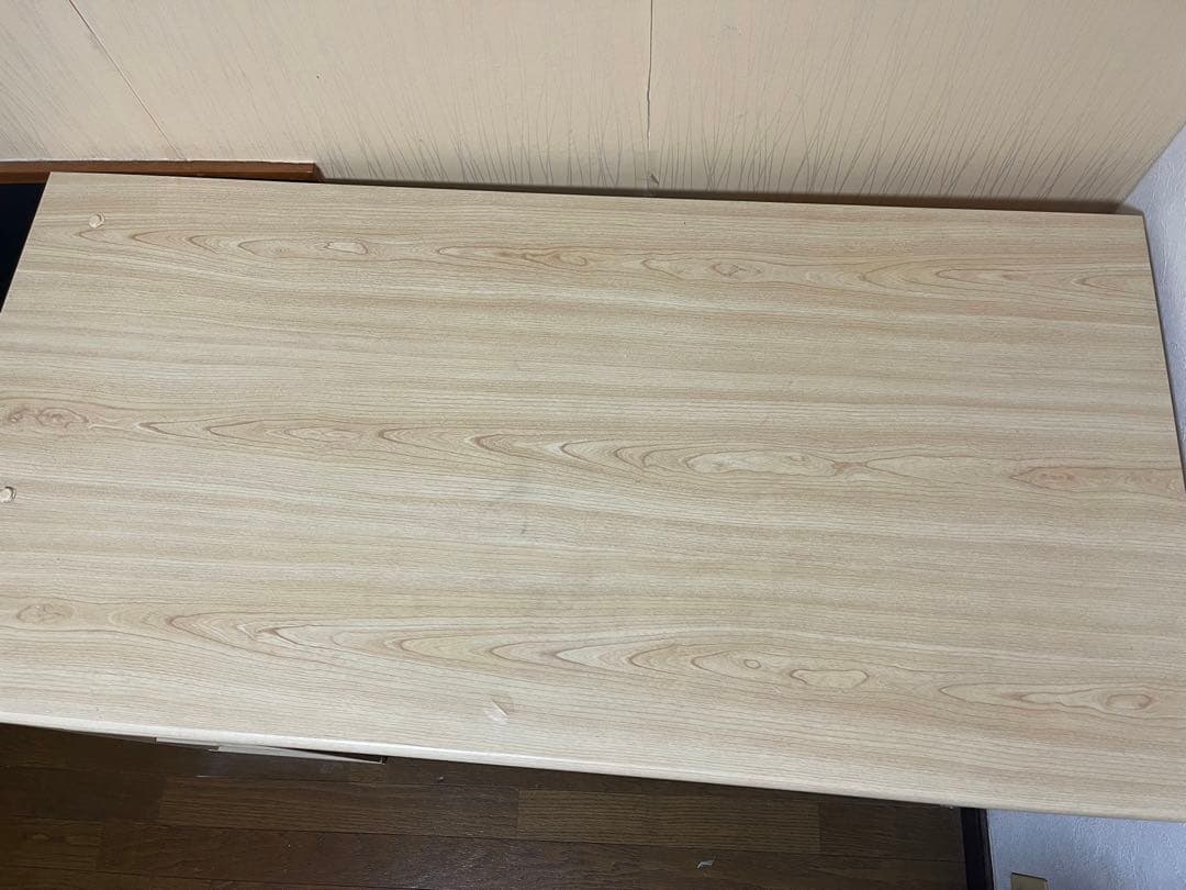 ピンク色が入ってる勉強机