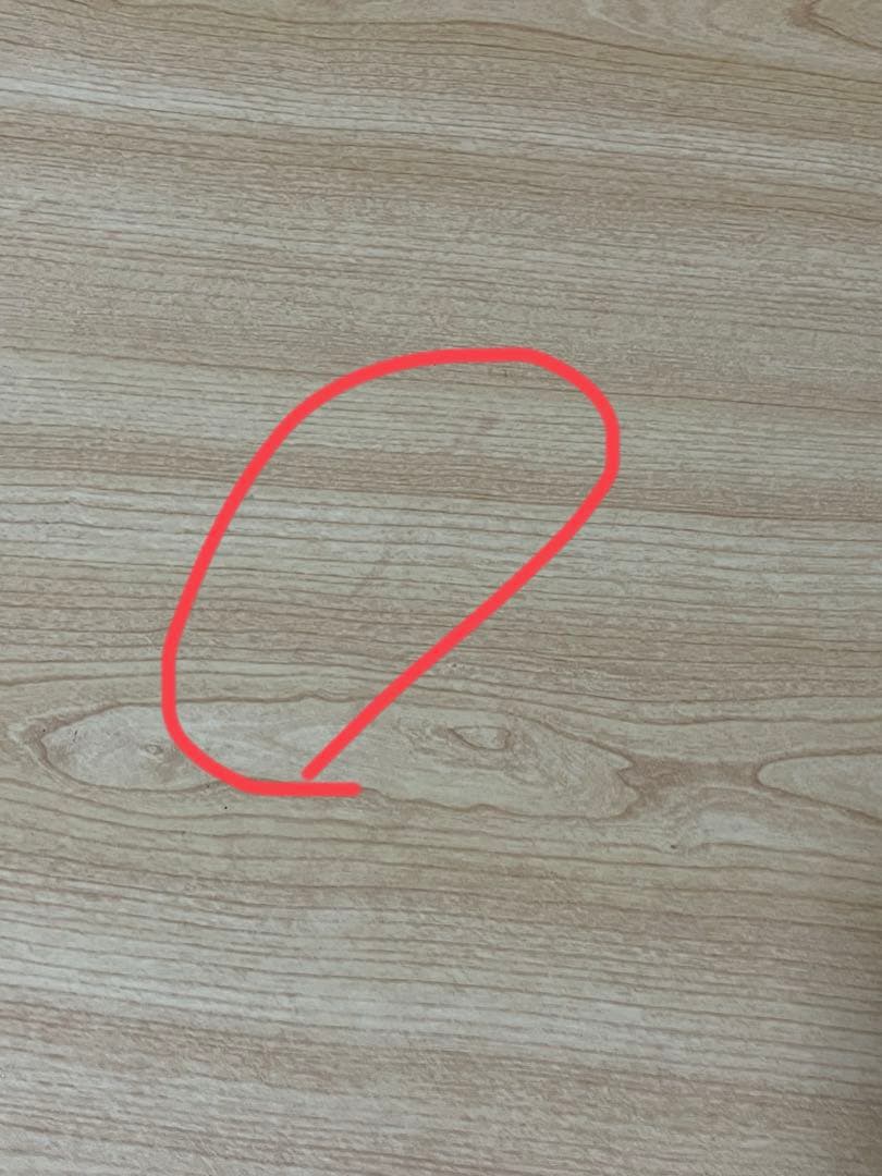 ピンク色が入ってる勉強机