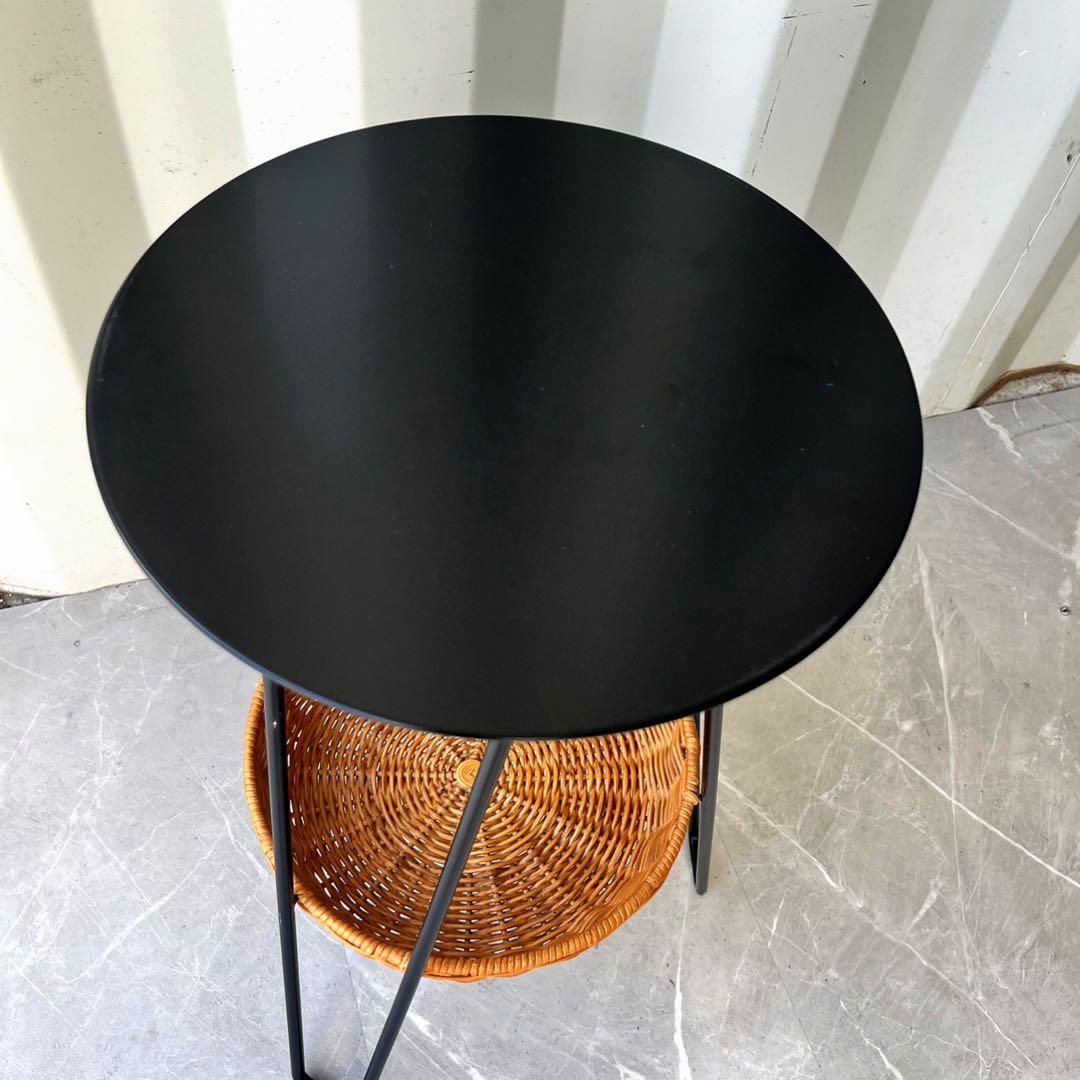 取付無料！イデー ワラビー ラタンバスケット付きブラックスチールサイドテーブル✨