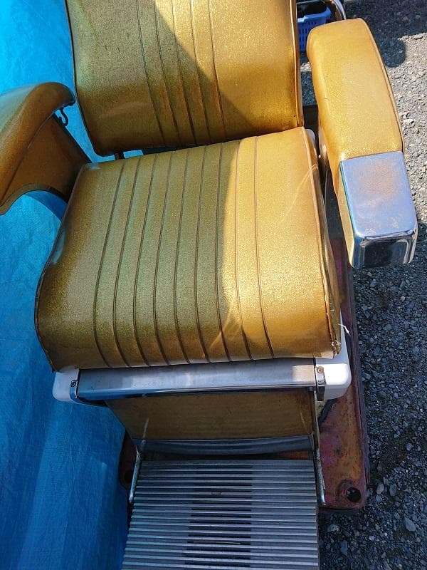 タカラベルモント 理容用椅子 100V 美容室　引取り限定です。