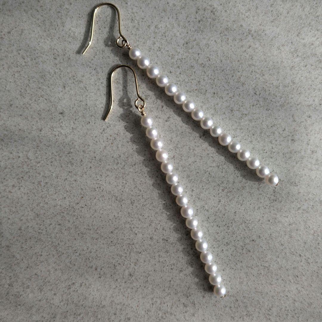 １4Kgf　3ミリ淡水パールを16粒連ねた全長74ミリのロングピアス