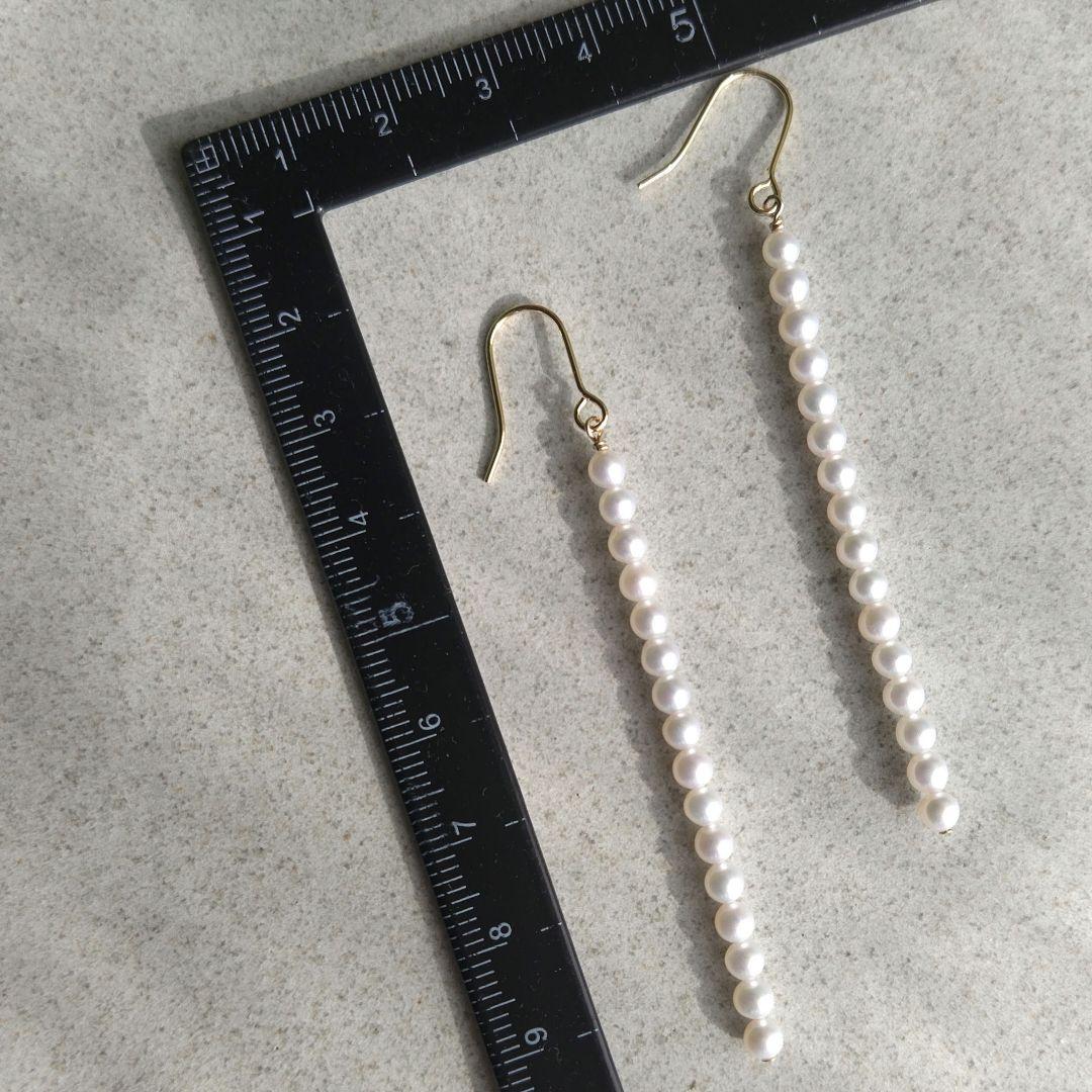 １4Kgf　3ミリ淡水パールを16粒連ねた全長74ミリのロングピアス