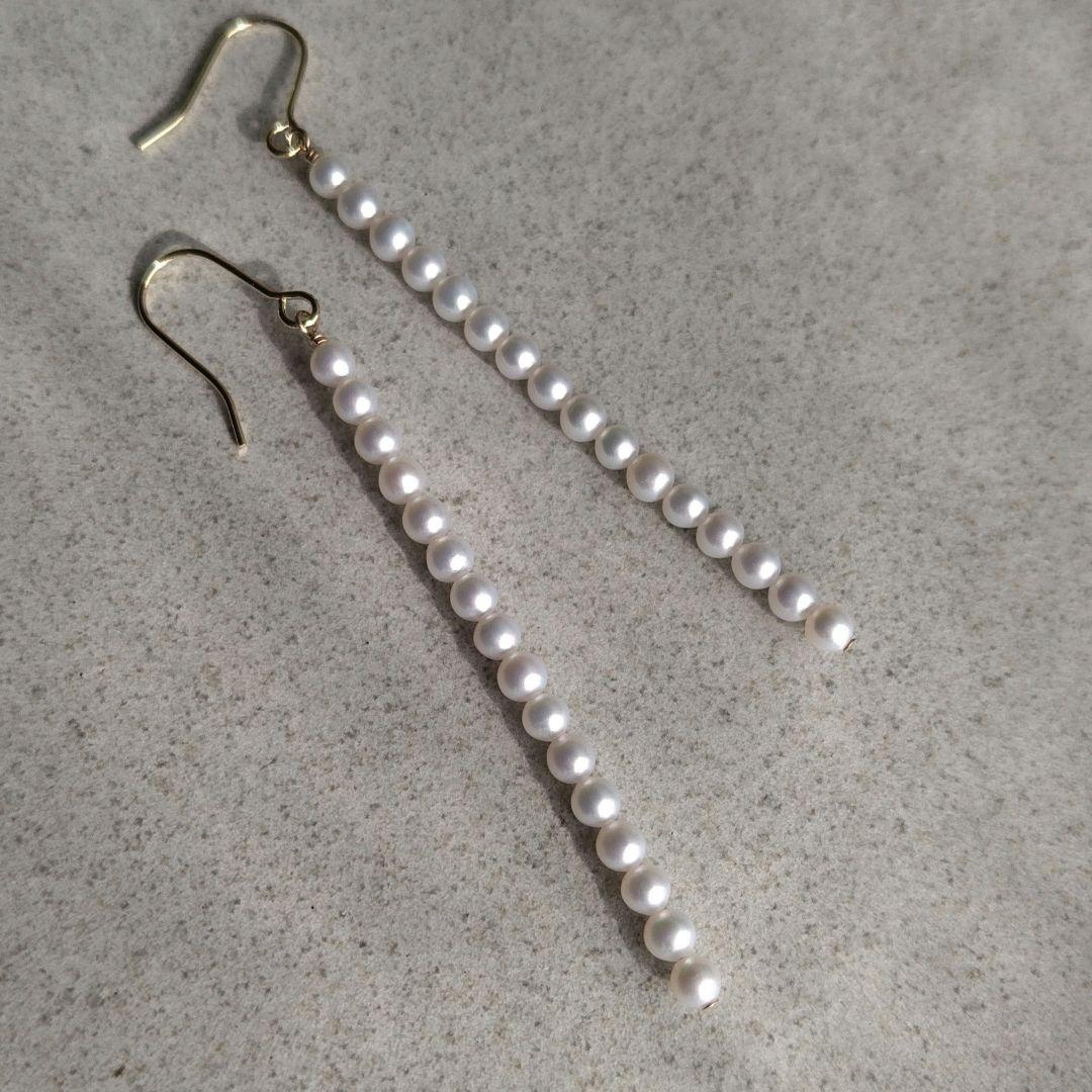 １4Kgf　3ミリ淡水パールを16粒連ねた全長74ミリのロングピアス