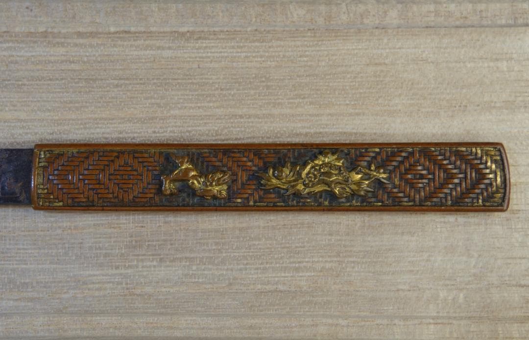 鍔 鐔 小柄 武具 刀装具【在銘：金花山藤原清長 網代文様に牡丹獅子高