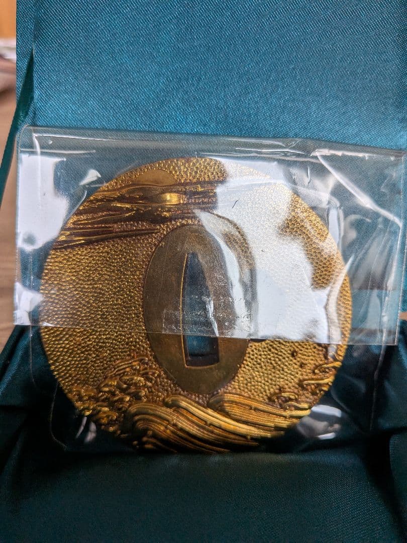 波と魚の彫刻 金メッキ鍔 ケース付き - メルカリ